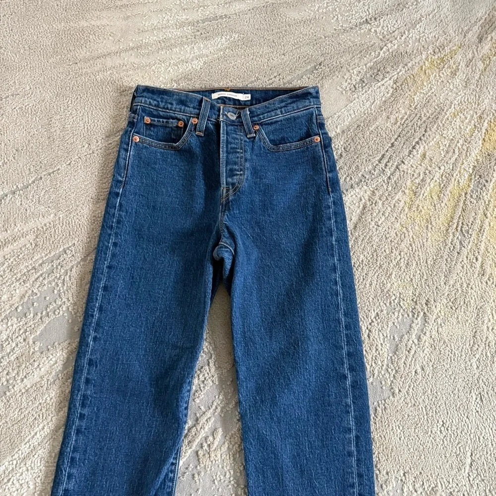 Levi’s wedgie straight ankle Jeans medium wash high rise button fly 24